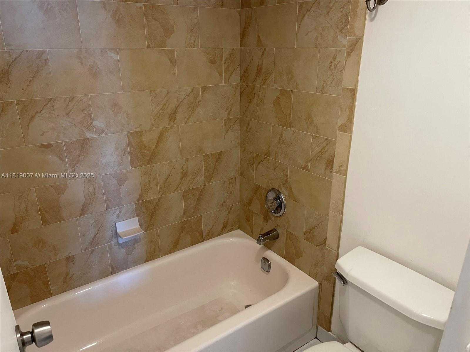 Small Image of 100 BAYVIEW DR #812, Sunny Isles Beach Number 11