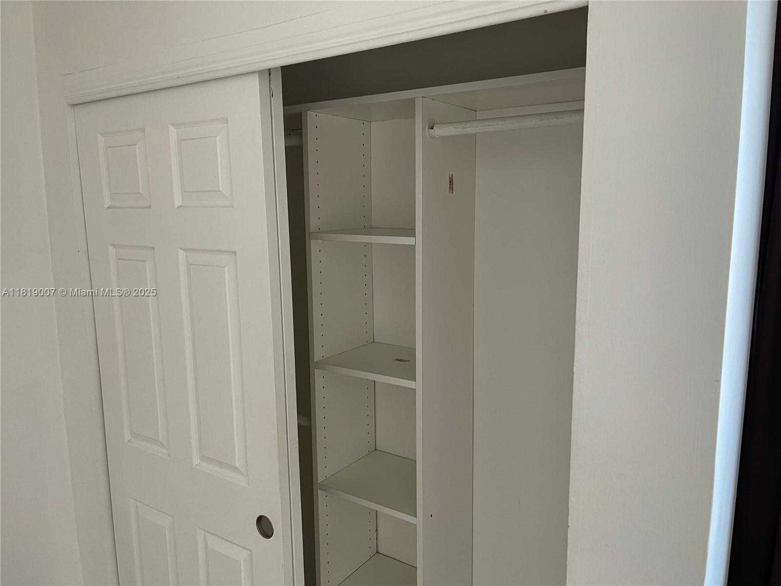 Small Image of 100 BAYVIEW DR #812, Sunny Isles Beach Number 17