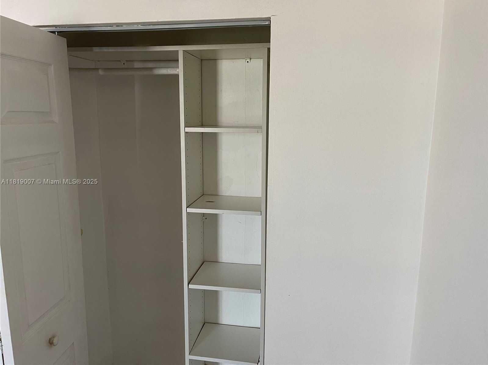 Small Image of 100 BAYVIEW DR #812, Sunny Isles Beach Number 8