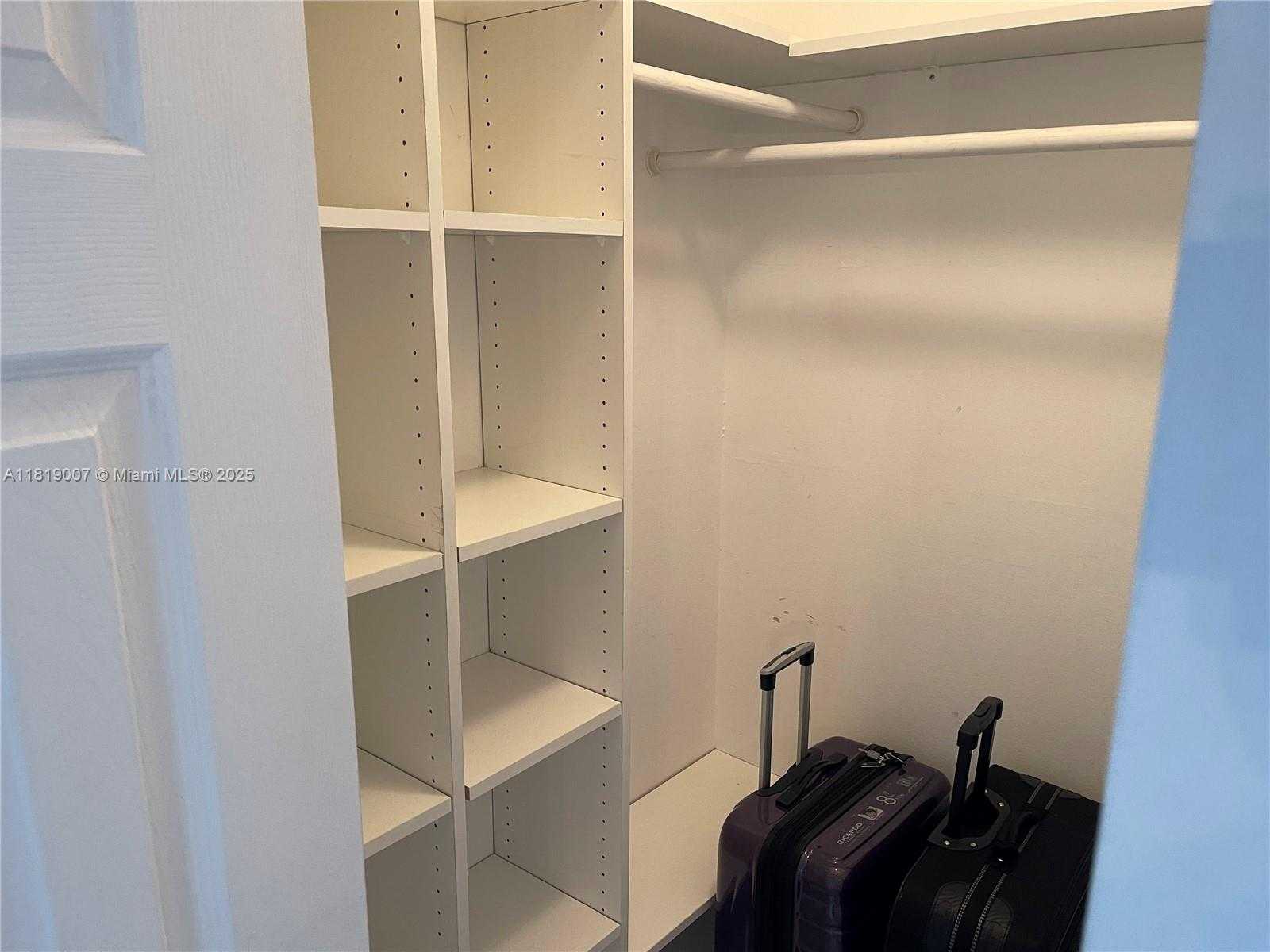 Small Image of 100 BAYVIEW DR #812, Sunny Isles Beach Number 9