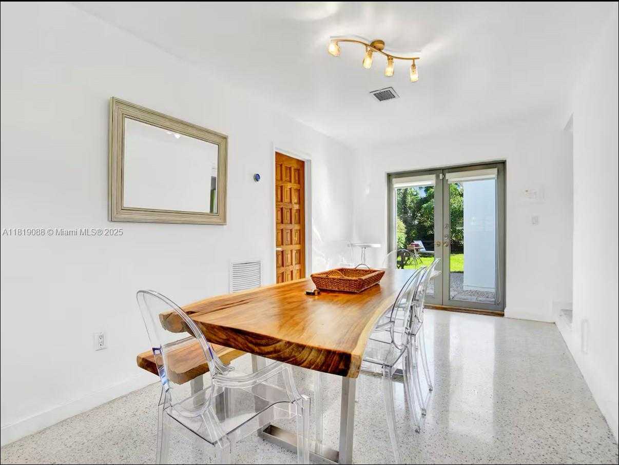 Small Image of 7537 WEST TREASURE DR, North Bay Village Number 10