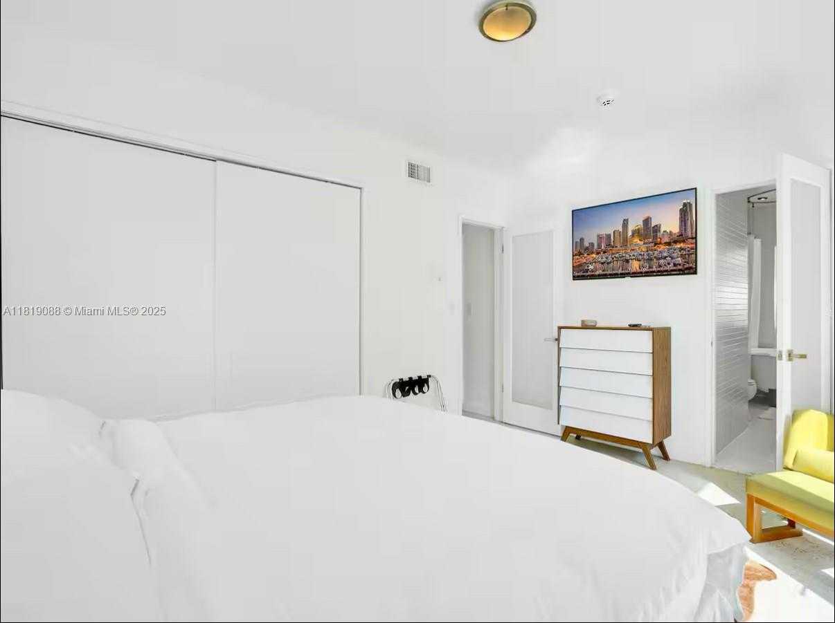 Small Image of 7537 WEST TREASURE DR, North Bay Village Number 14