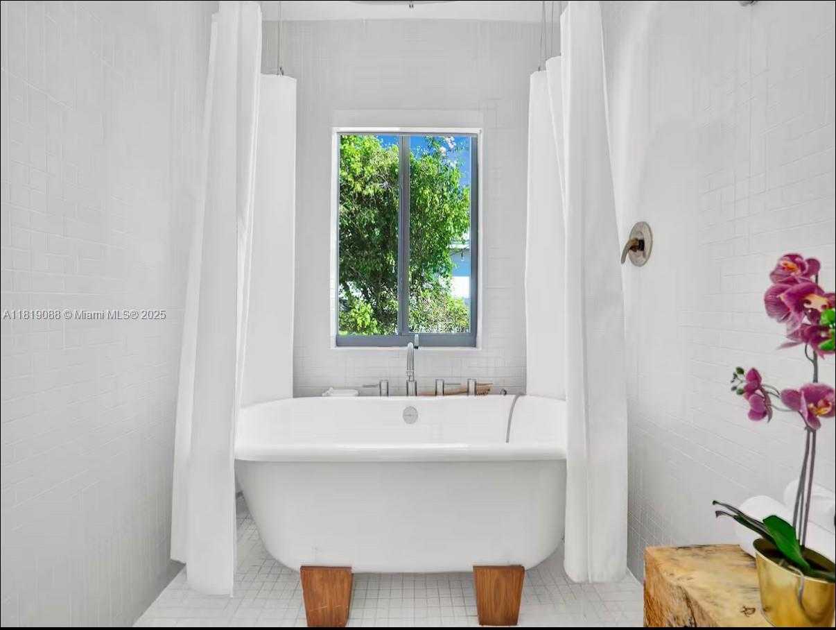 Small Image of 7537 WEST TREASURE DR, North Bay Village Number 17