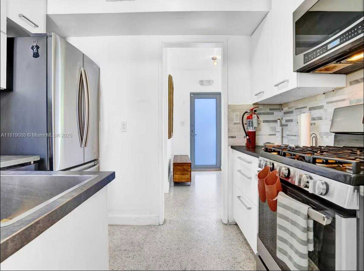 Small Image of 7537 WEST TREASURE DR, North Bay Village Number 6