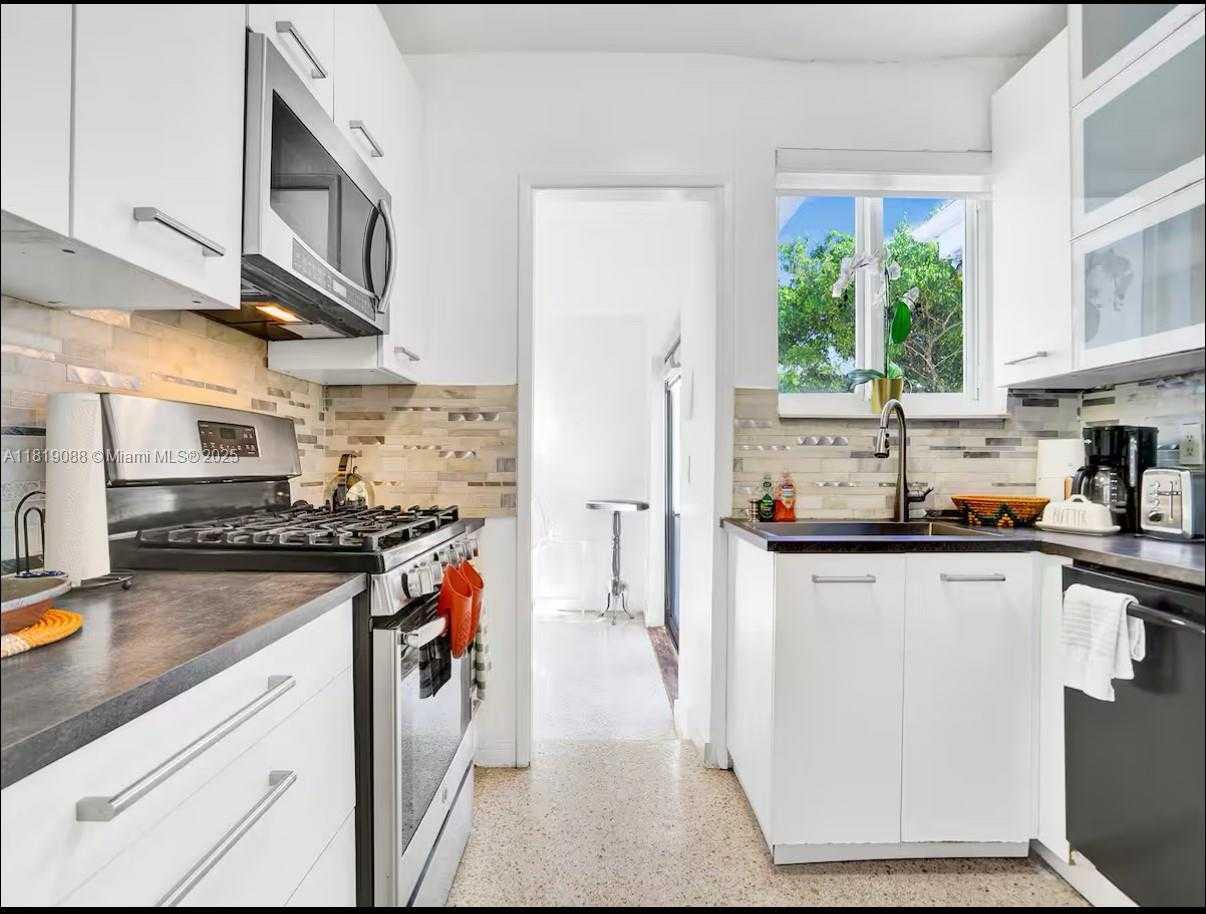 Small Image of 7537 WEST TREASURE DR, North Bay Village Number 8