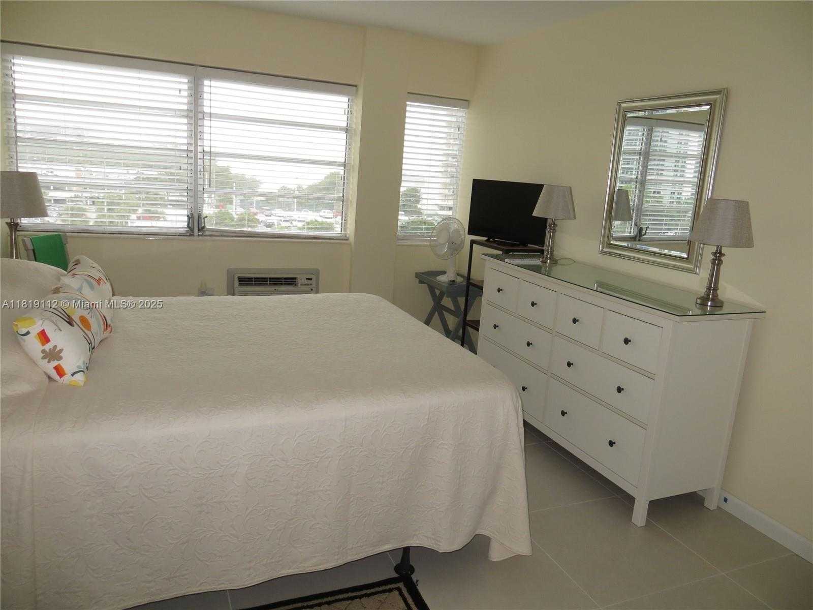Small Image of 220 KINGS POINT DR #607, Sunny Isles Beach Number 15
