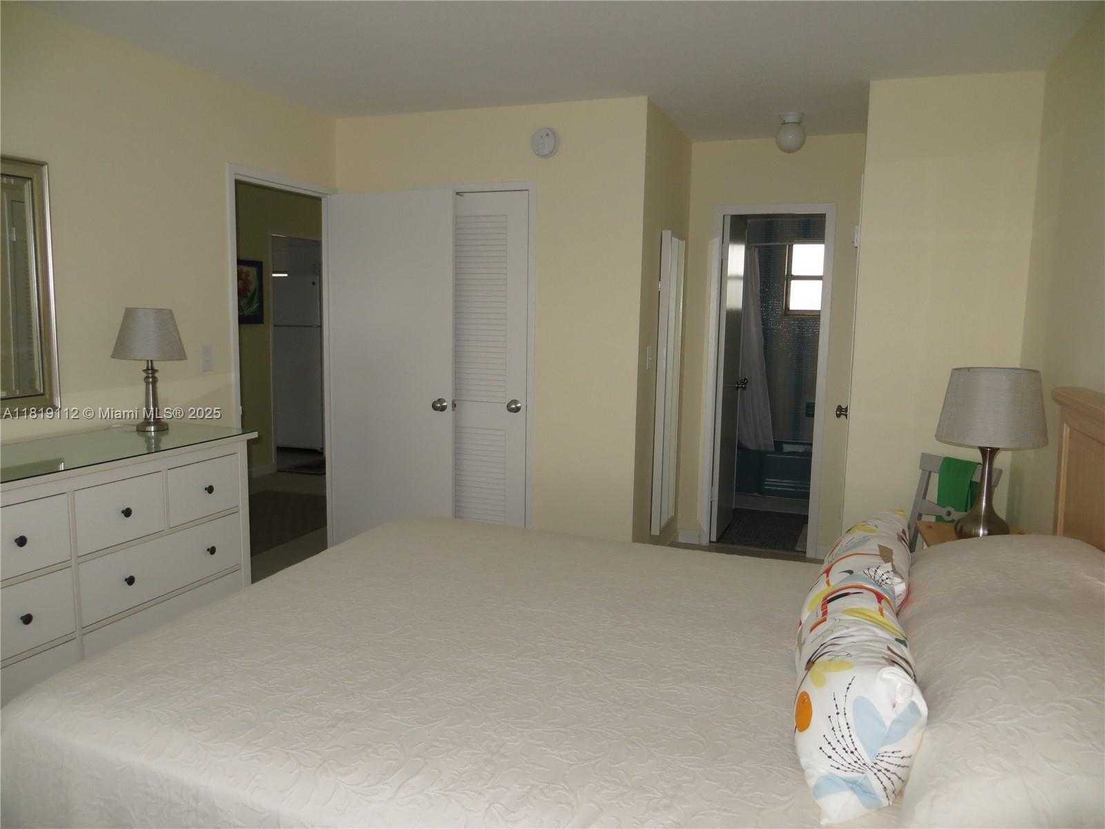 Small Image of 220 KINGS POINT DR #607, Sunny Isles Beach Number 16