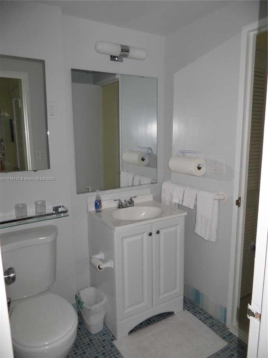 Small Image of 220 KINGS POINT DR #607, Sunny Isles Beach Number 18