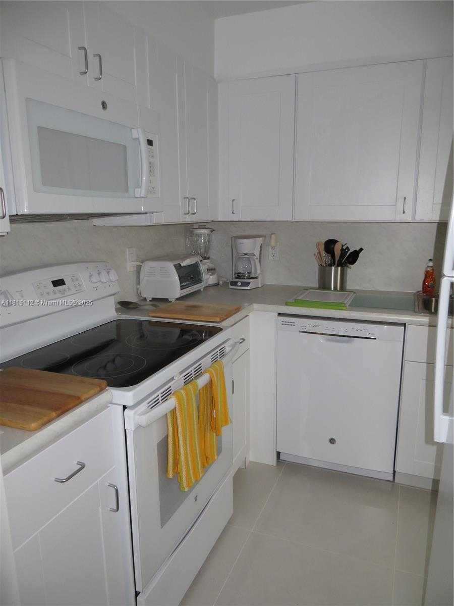 Small Image of 220 KINGS POINT DR #607, Sunny Isles Beach Number 19