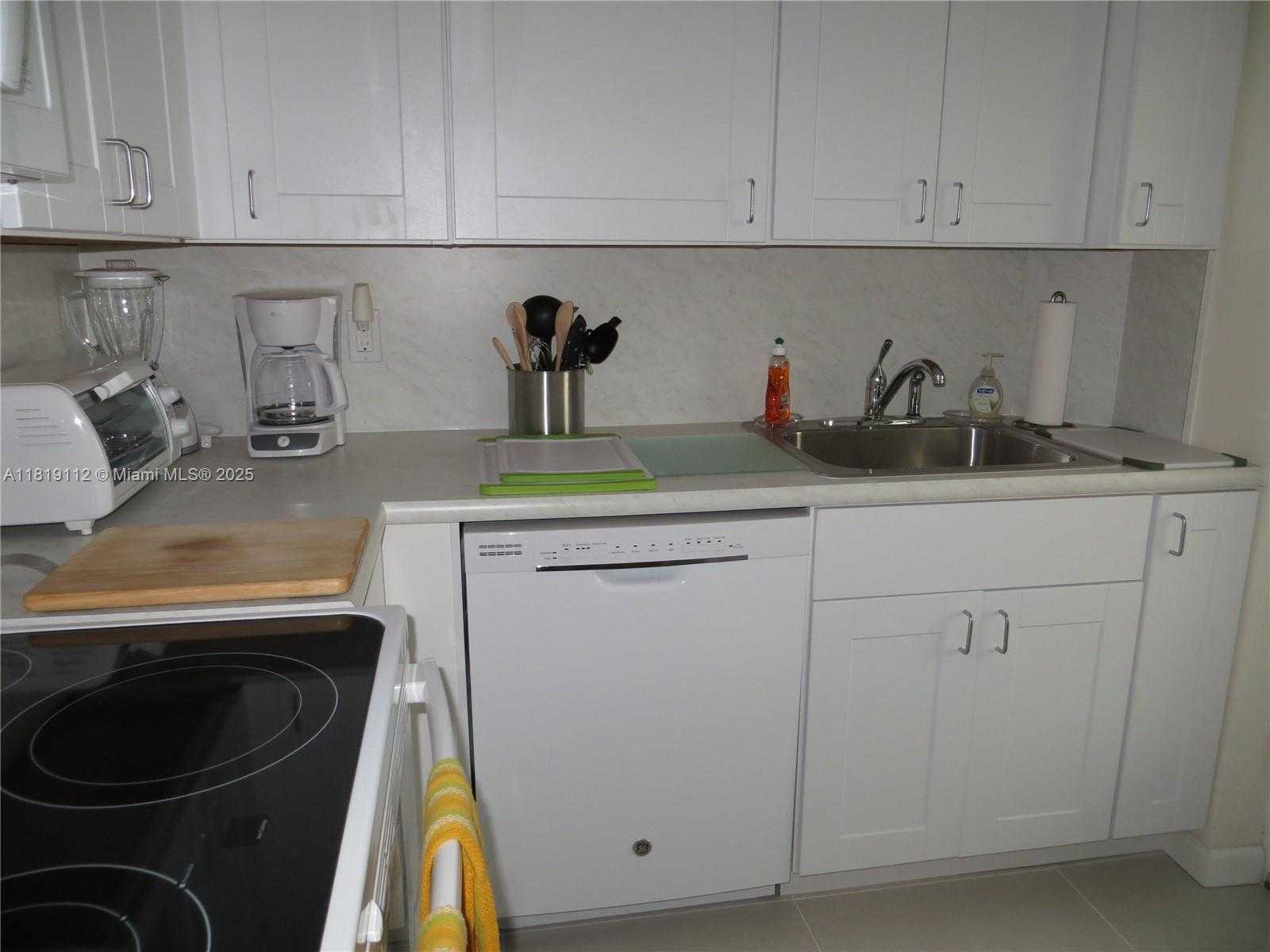 Small Image of 220 KINGS POINT DR #607, Sunny Isles Beach Number 20