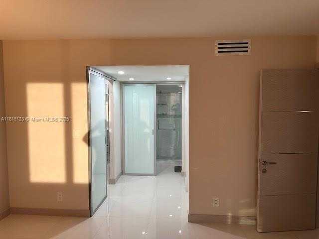 Small Image of 100 BAYVIEW DR #904, Sunny Isles Beach Number 10