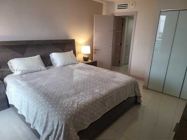 Small Image of 100 BAYVIEW DR #904, Sunny Isles Beach Number 17