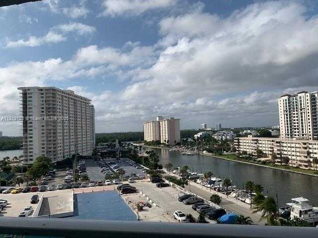 Small Image of 100 BAYVIEW DR #904, Sunny Isles Beach Number 23