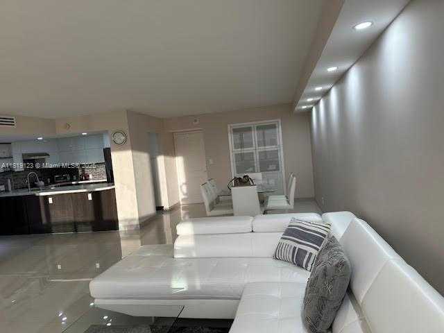 Small Image of 100 BAYVIEW DR #904, Sunny Isles Beach Number 3