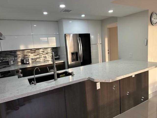 Small Image of 100 BAYVIEW DR #904, Sunny Isles Beach Number 5
