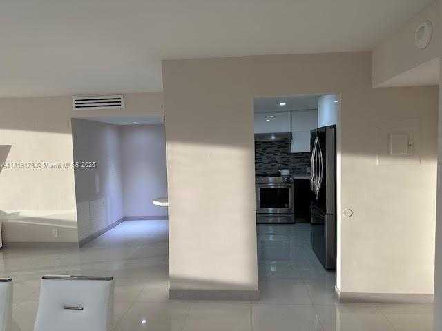 Small Image of 100 BAYVIEW DR #904, Sunny Isles Beach Number 6