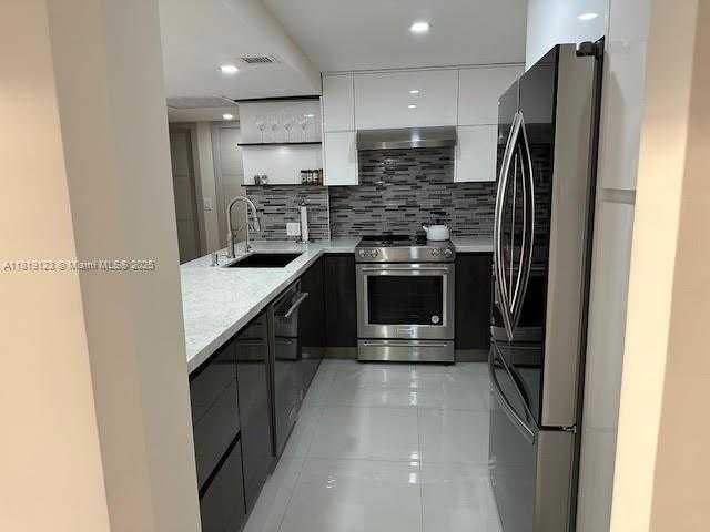 Small Image of 100 BAYVIEW DR #904, Sunny Isles Beach Number 7