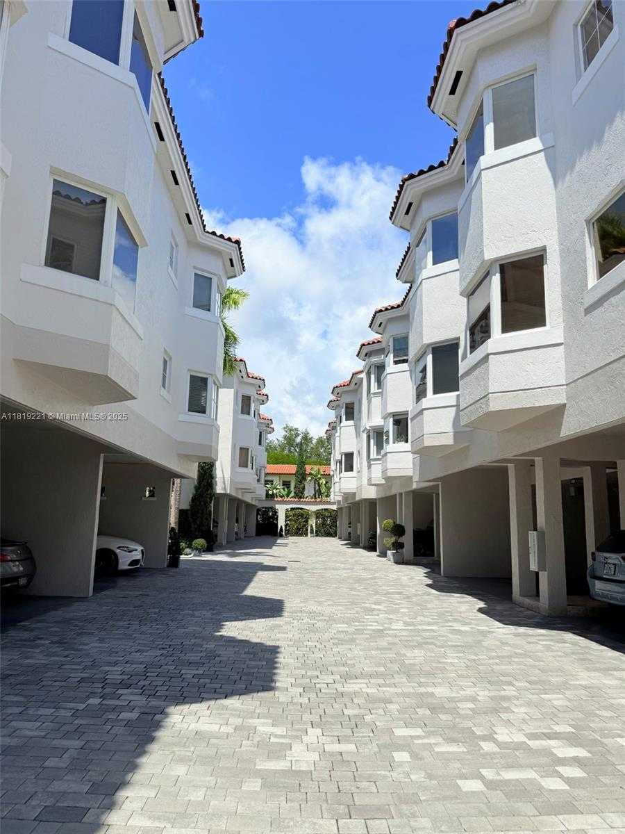 Small Image of 261 NAVARRE AVE #C-8, Coral Gables Number 4