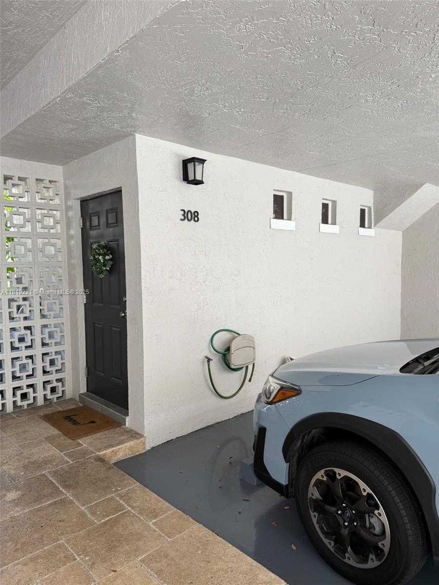 Small Image of 261 NAVARRE AVE #C-8, Coral Gables Number 5