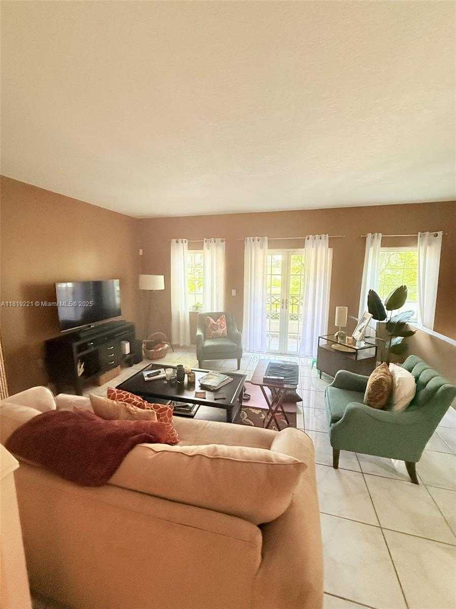 Small Image of 261 NAVARRE AVE #C-8, Coral Gables Number 6