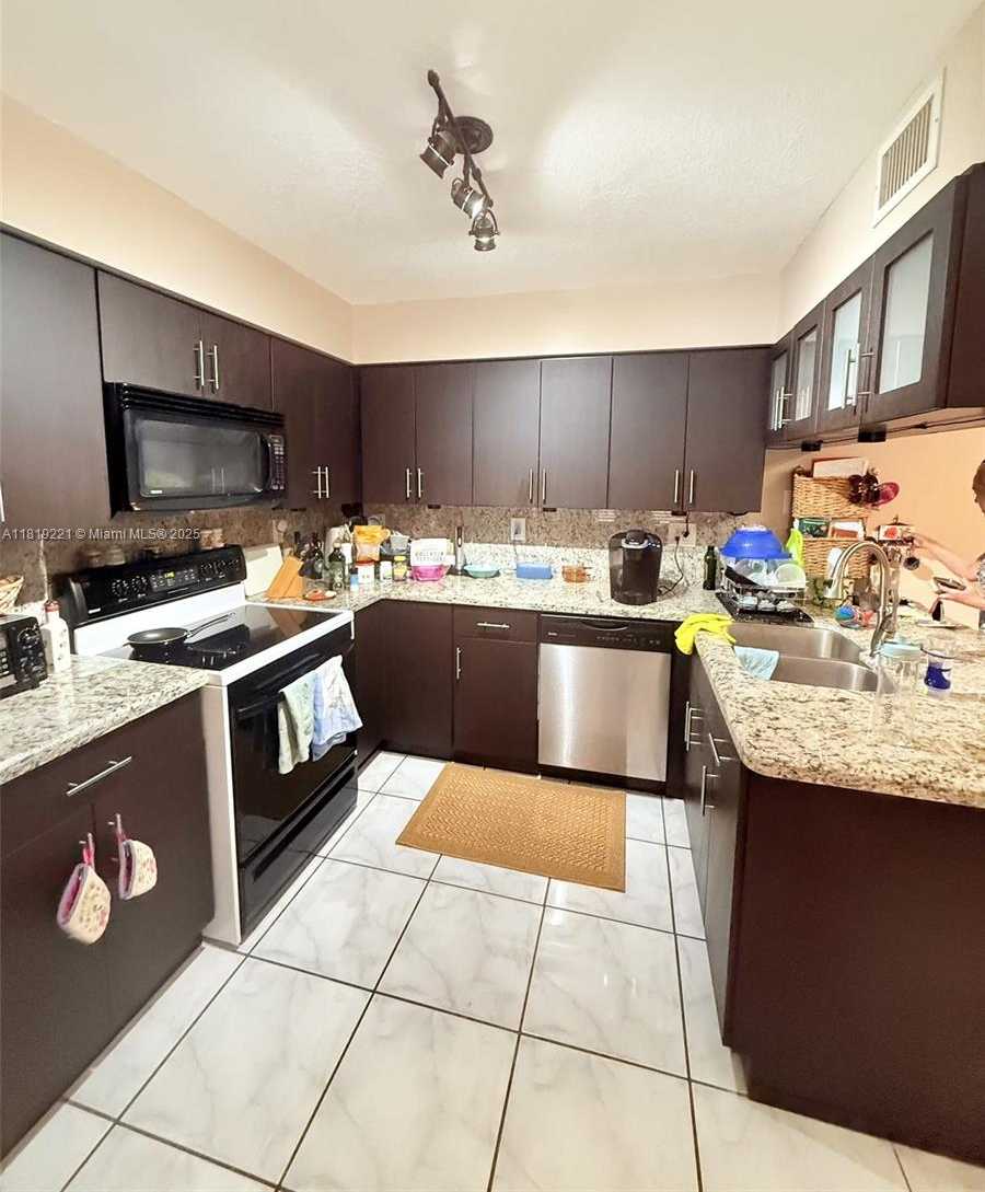 Small Image of 261 NAVARRE AVE #C-8, Coral Gables Number 7