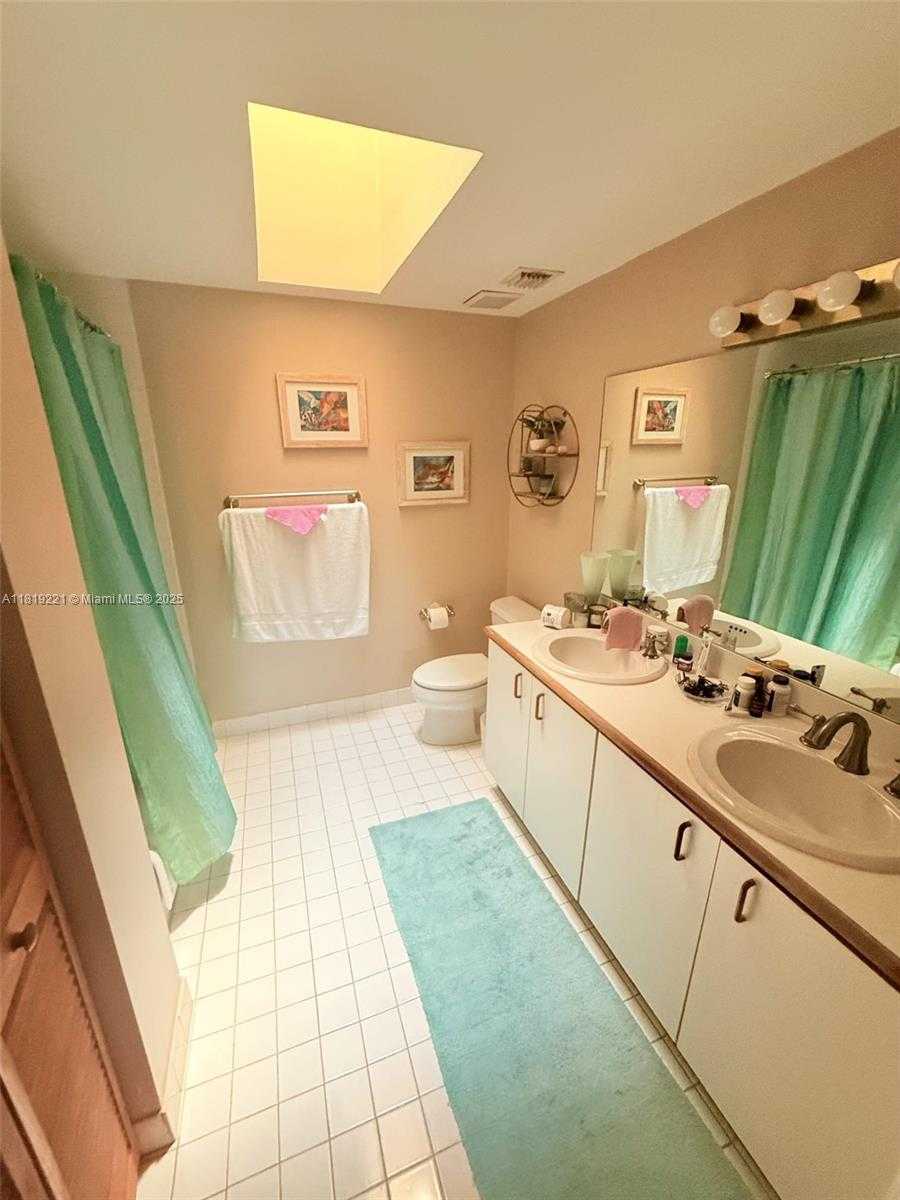 Small Image of 261 NAVARRE AVE #C-8, Coral Gables Number 9