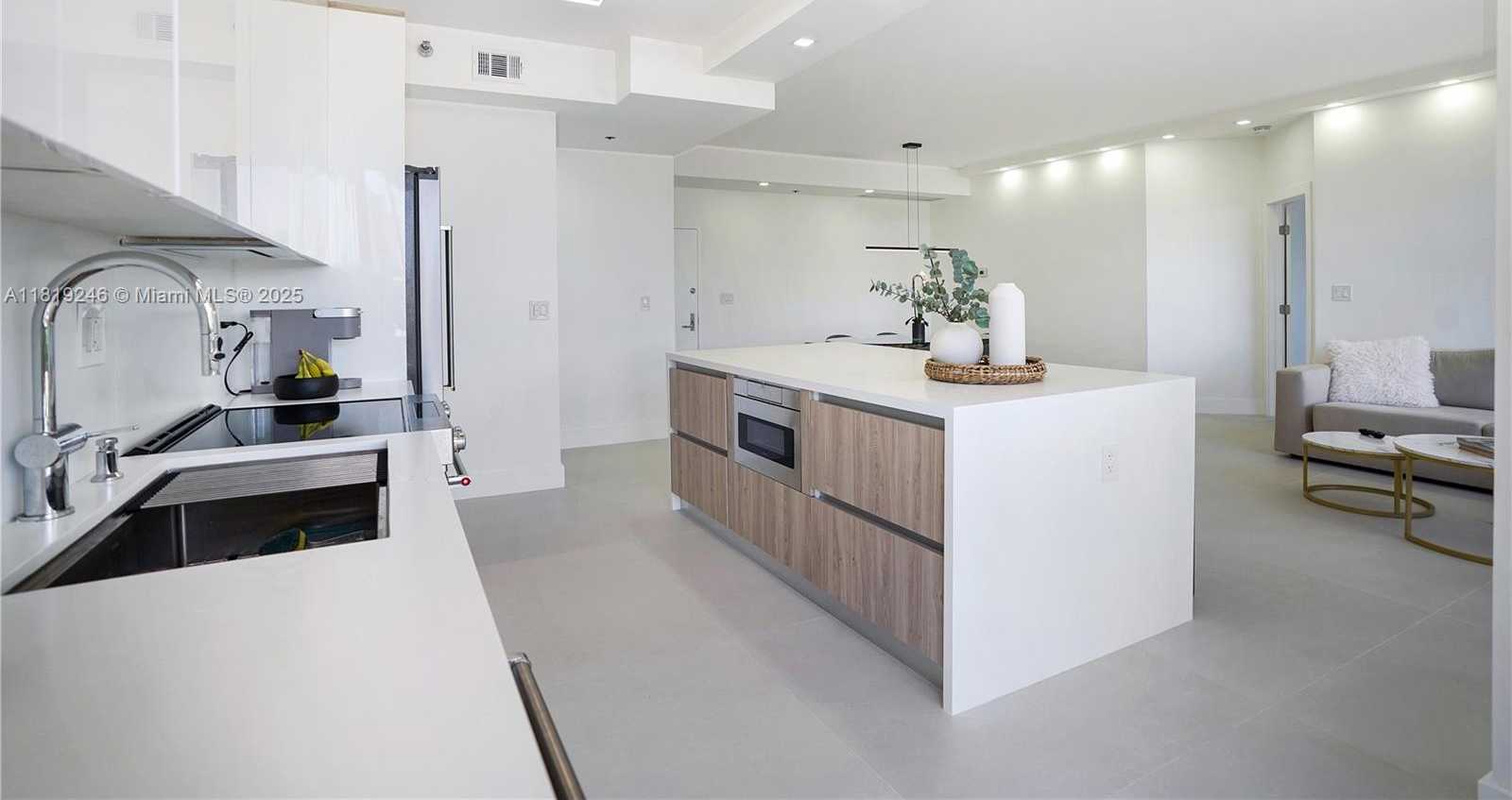 Small Image of 19101 MYSTIC POINTE DR #111, Aventura Number 2