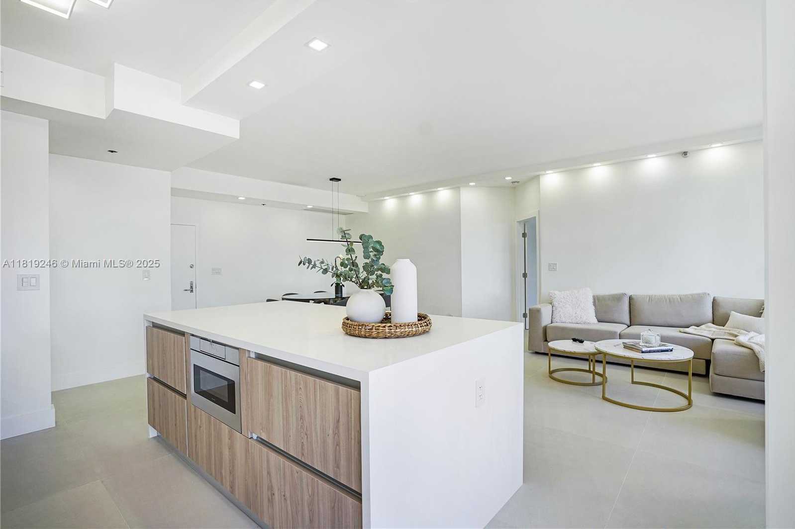Small Image of 19101 MYSTIC POINTE DR #111, Aventura Number 3