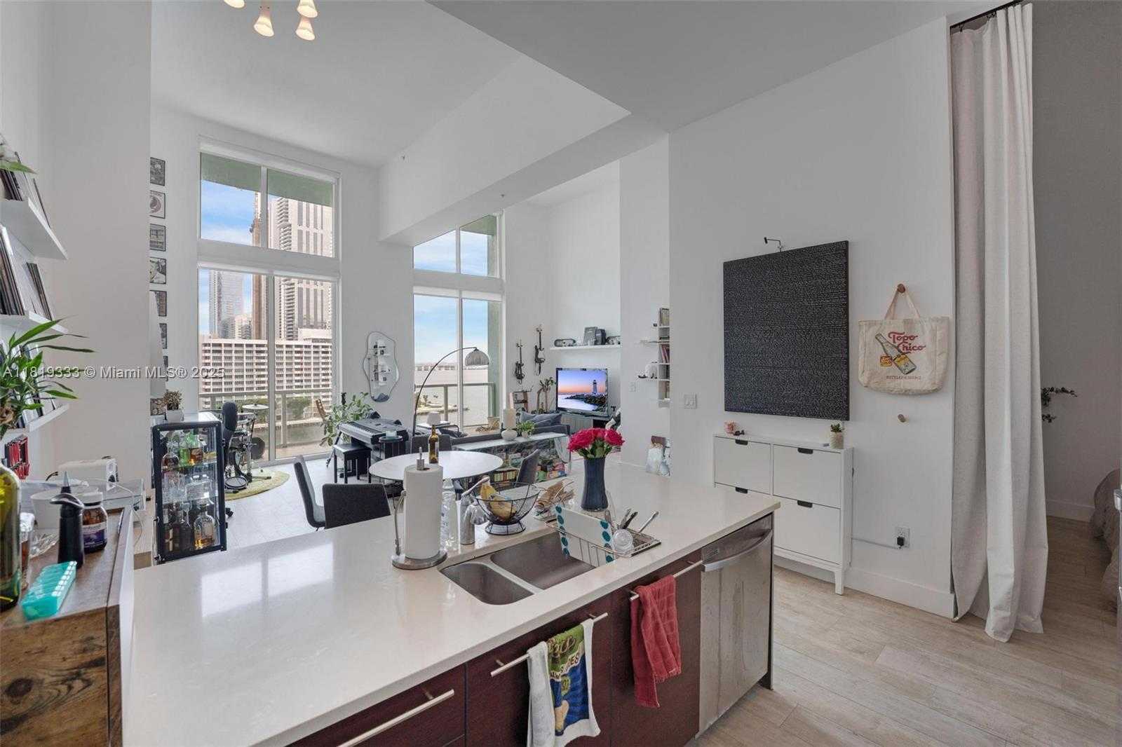 Small Image of 1900 NORTH BAYSHORE DR #1008, Miami Number 3
