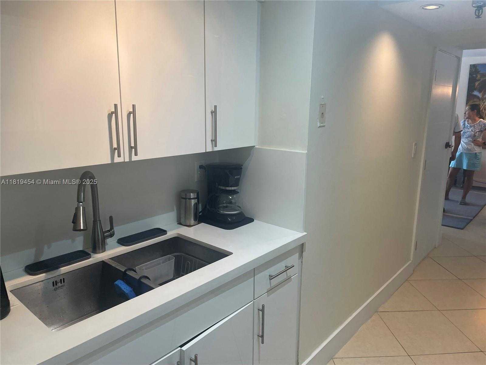 Small Image of 2625 COLLINS AVE #312, Miami Beach Number 14