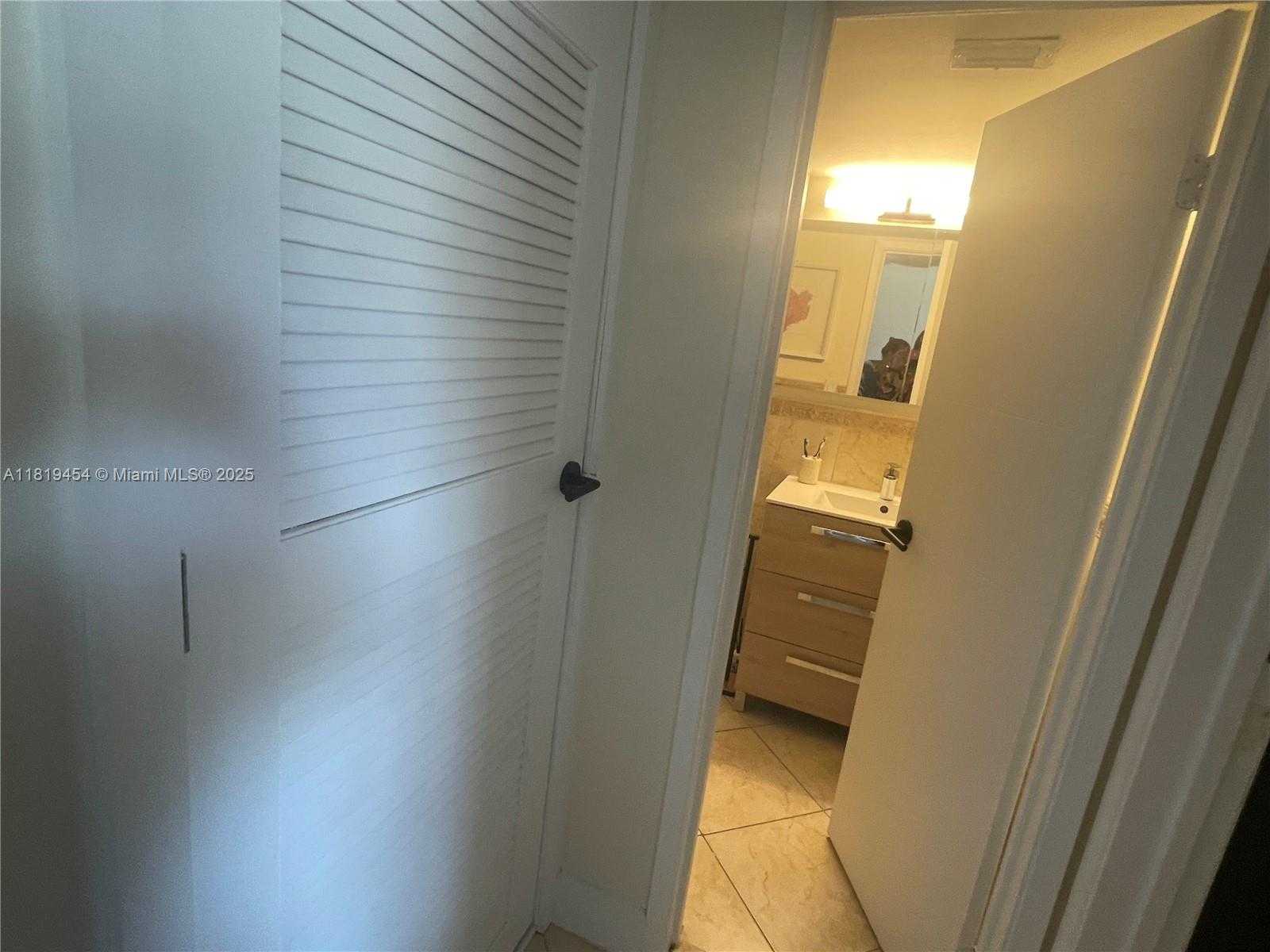 Small Image of 2625 COLLINS AVE #312, Miami Beach Number 16