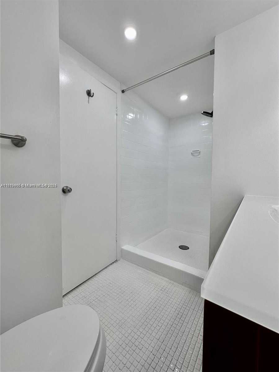 Small Image of 2500 PARKVIEW DR #1215, Hallandale Beach Number 10