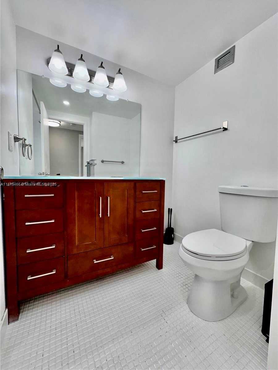 Small Image of 2500 PARKVIEW DR #1215, Hallandale Beach Number 23