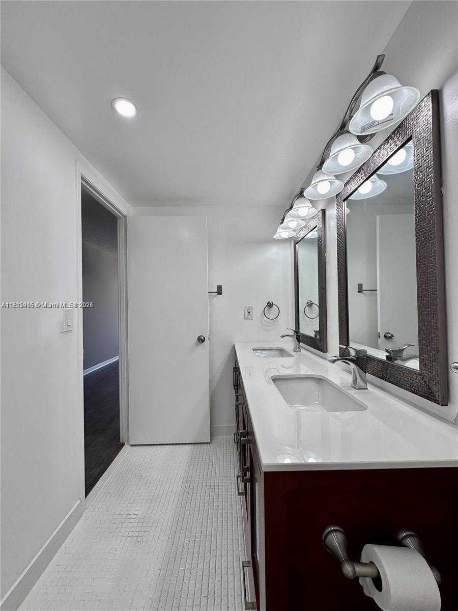 Small Image of 2500 PARKVIEW DR #1215, Hallandale Beach Number 5