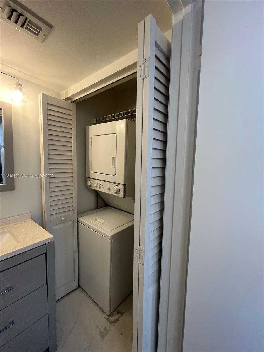 Small Image of 540 BRICKELL KEY DR #301, Miami Number 19