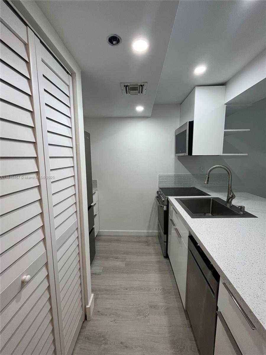 Small Image of 540 BRICKELL KEY DR #301, Miami Number 6