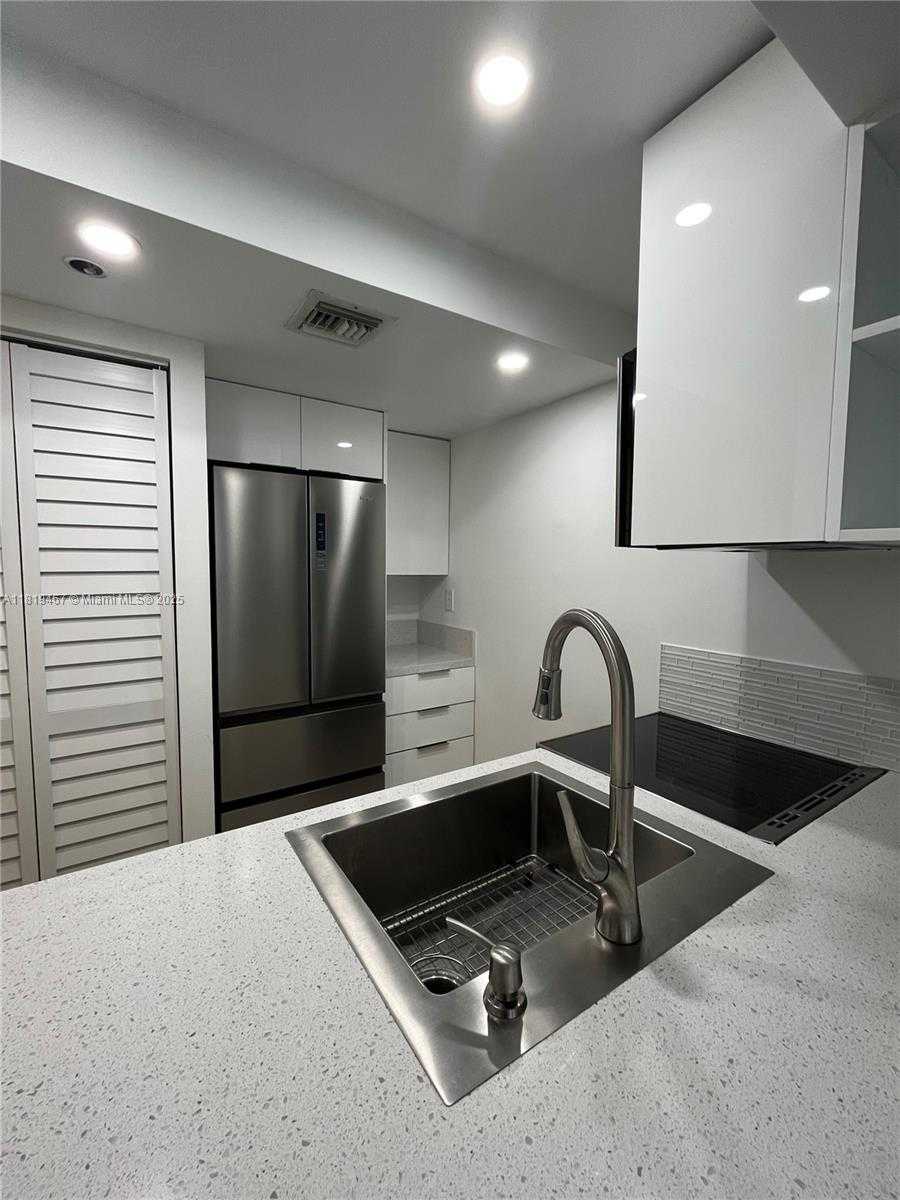 Small Image of 540 BRICKELL KEY DR #301, Miami Number 9