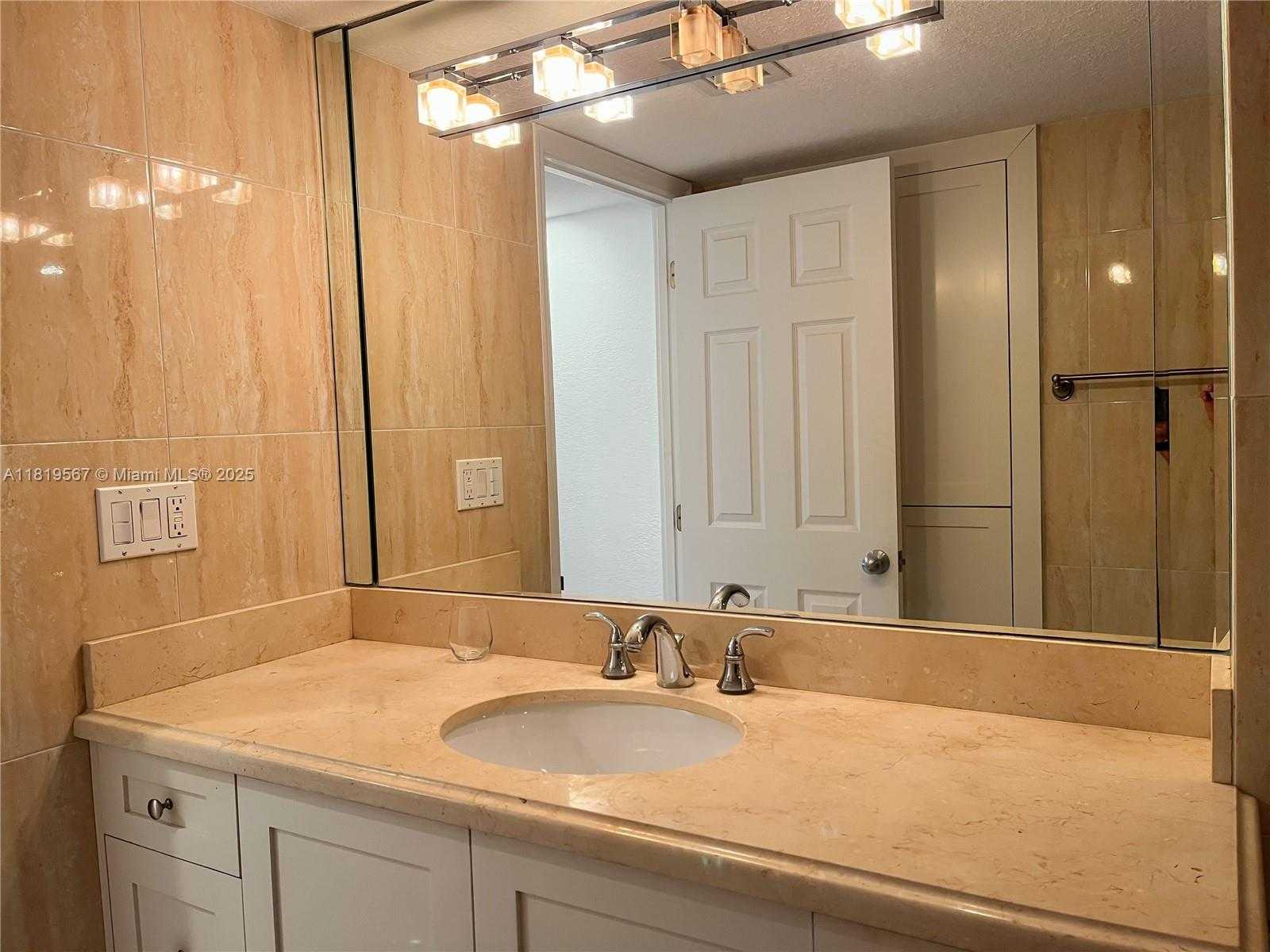 Small Image of 5701 COLLINS AVE #1506, Miami Beach Number 23