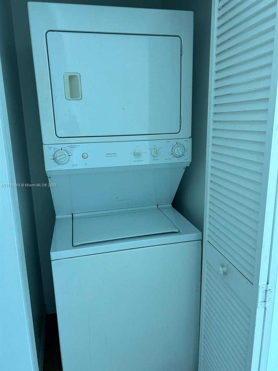 Small Image of 950 BRICKELL BAY DR #3402, Miami Number 28