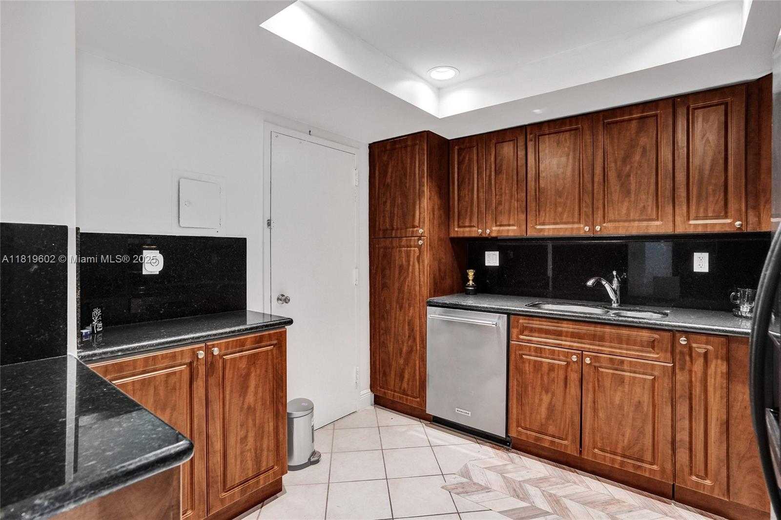 Small Image of 500 BAYVIEW DR #826, Sunny Isles Beach Number 16