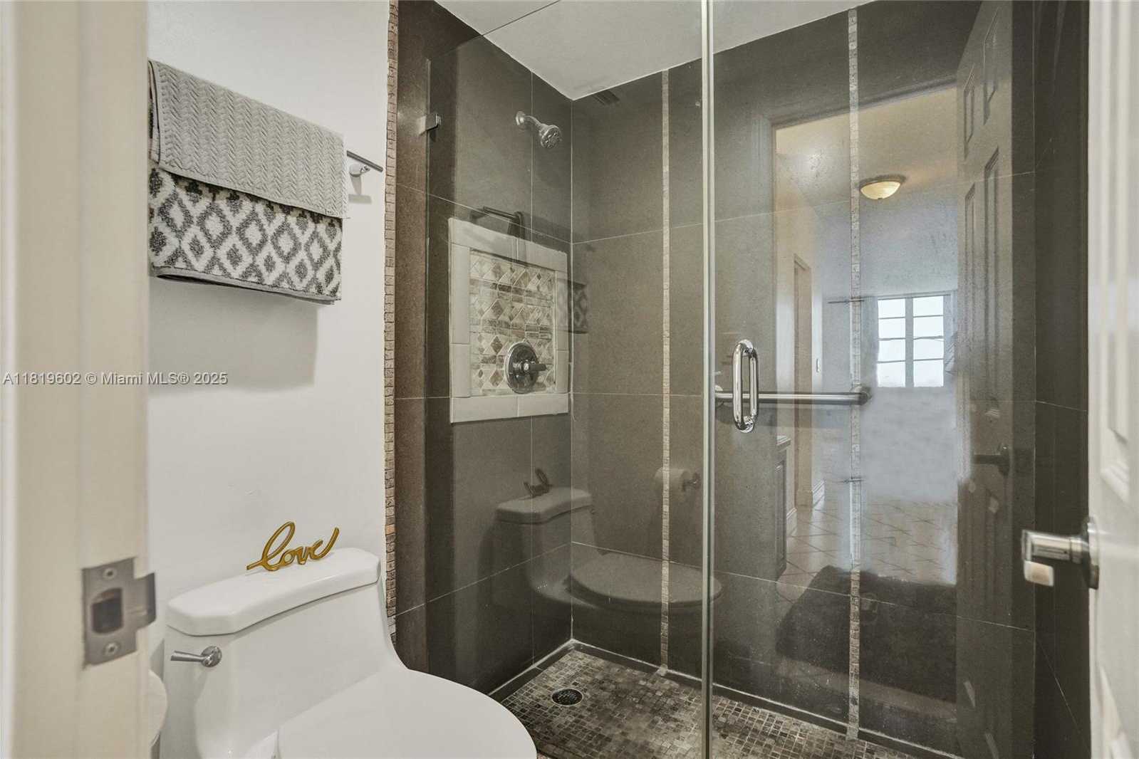 Small Image of 500 BAYVIEW DR #826, Sunny Isles Beach Number 33