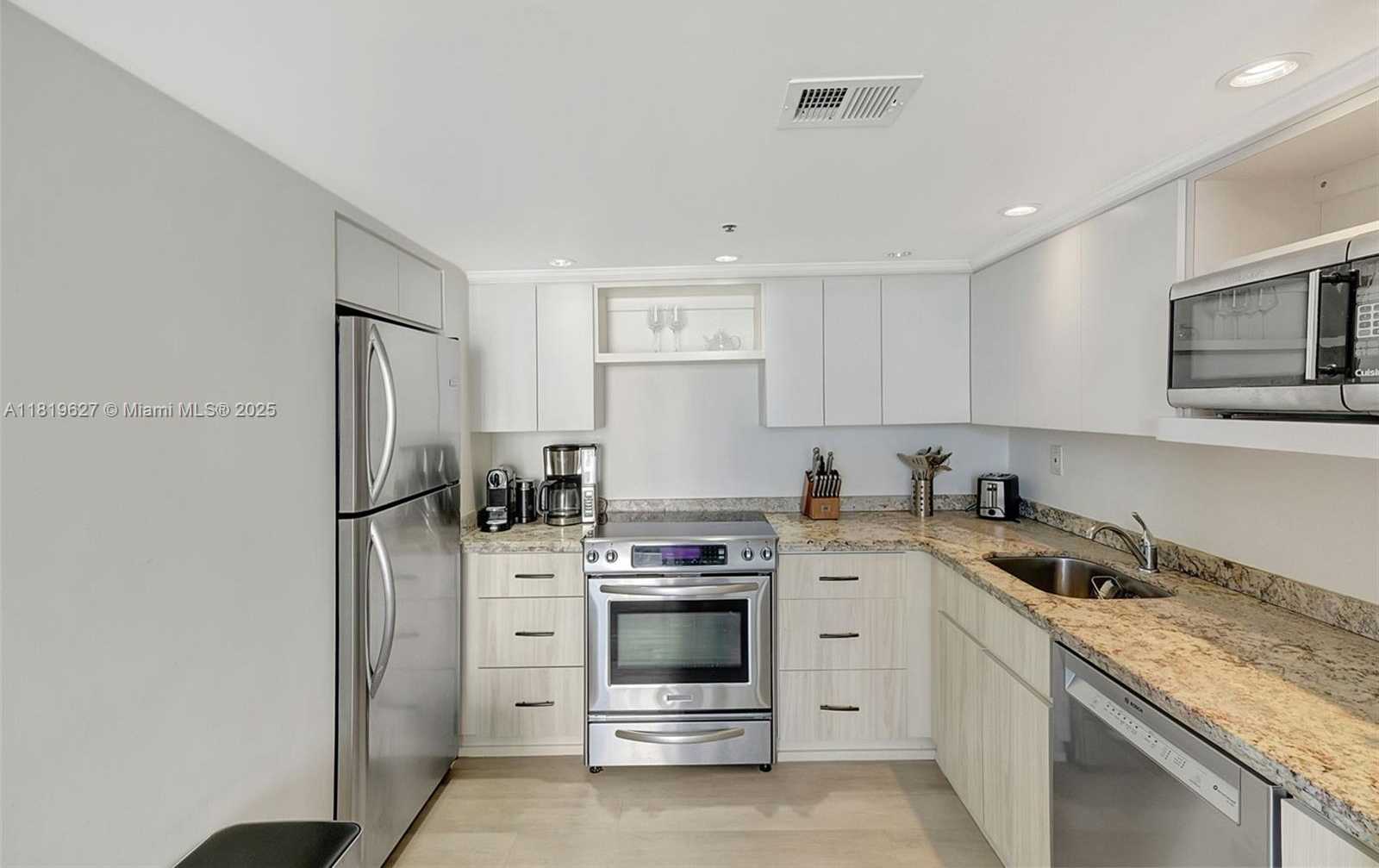 Small Image of 2457 COLLINS AVE #1402, Miami Beach Number 4