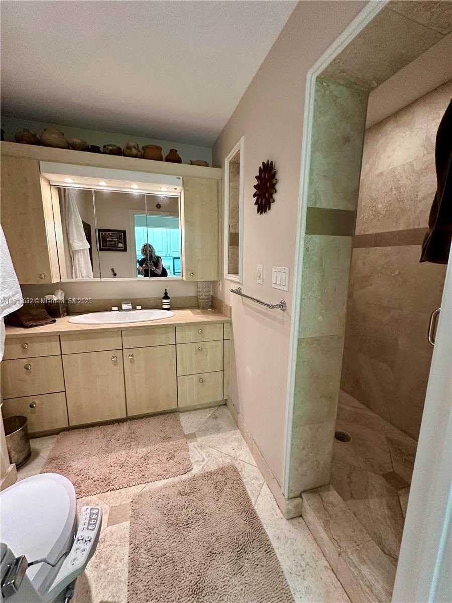 Small Image of 2645 SOUTH BAYSHORE DR #1403, Miami Number 25