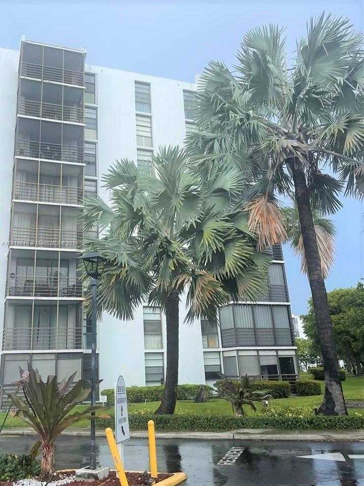 Small Image of 20500 E Country Club Dr, Aventura, FL 33180, USA Number 17