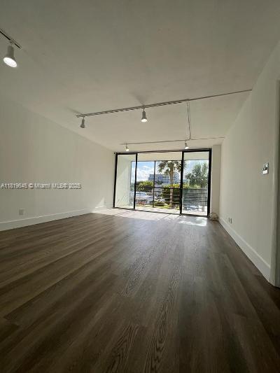 Small Image of 20500 E Country Club Dr, Aventura, FL 33180, USA Number 3