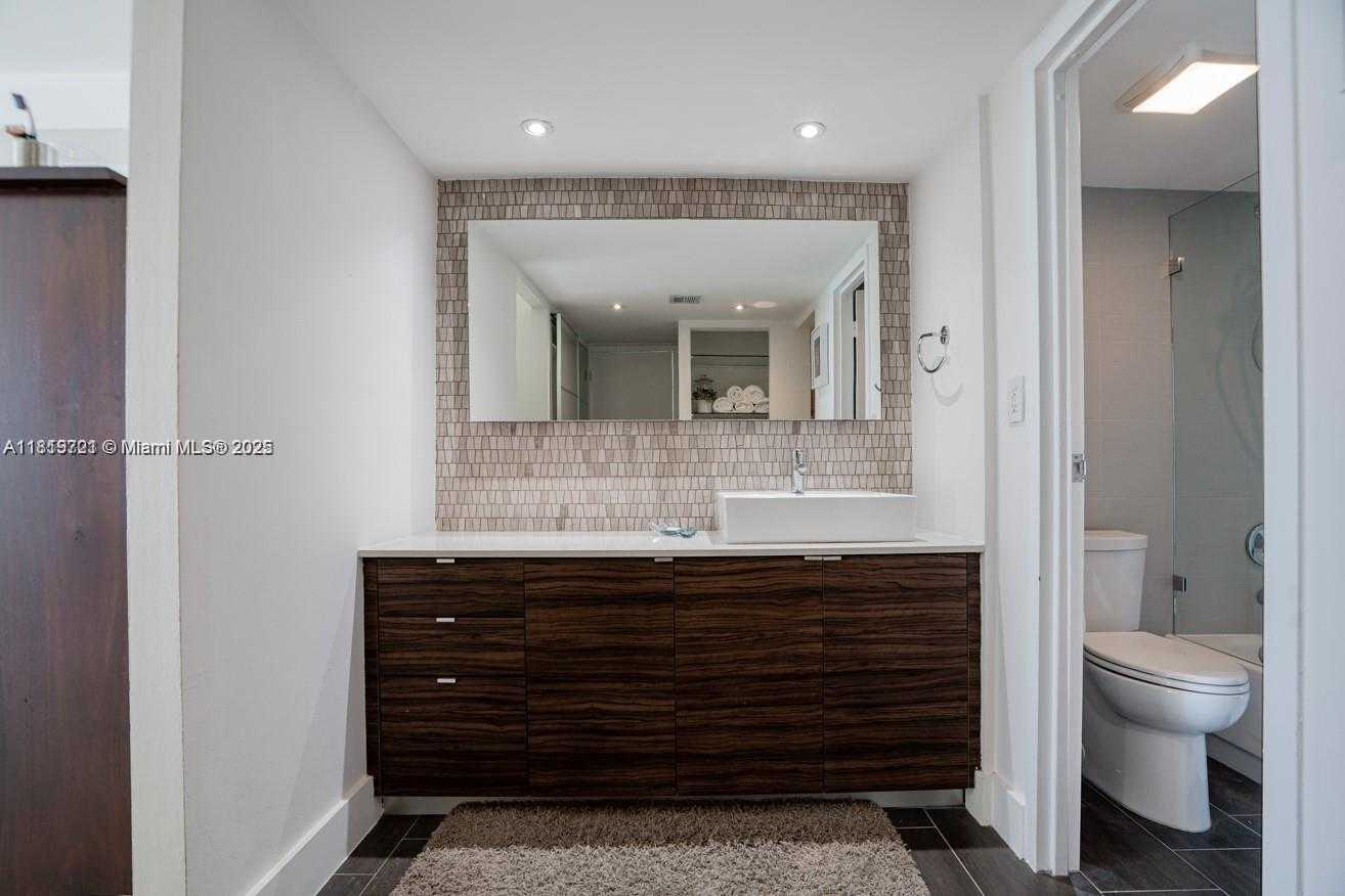 Small Image of 100 BAYVIEW DR #1622, Sunny Isles Beach Number 14