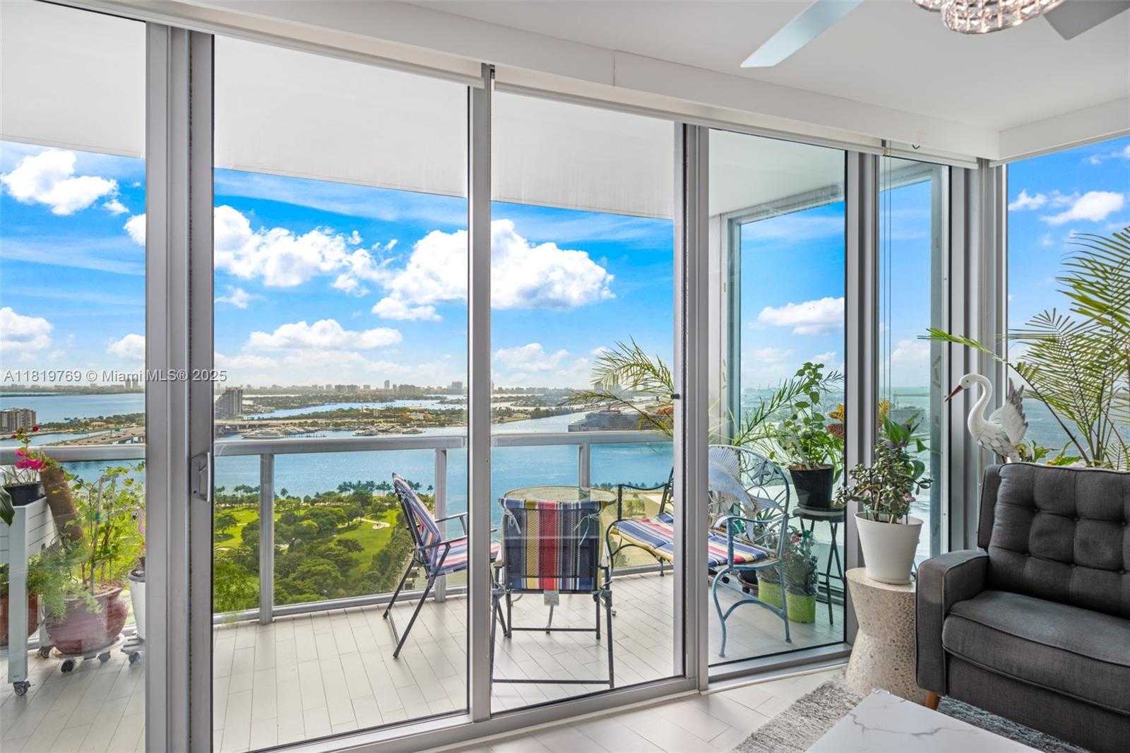 Small Image of 888 BISCAYNE BLVD #2909, Miami Number 4