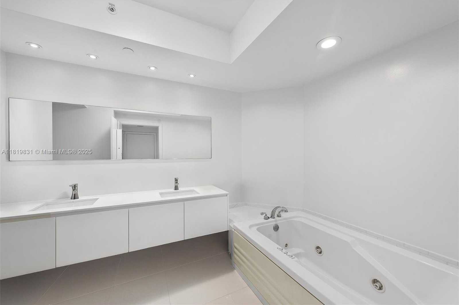 Small Image of 4779 COLLINS AVE #3108, Miami Beach Number 10