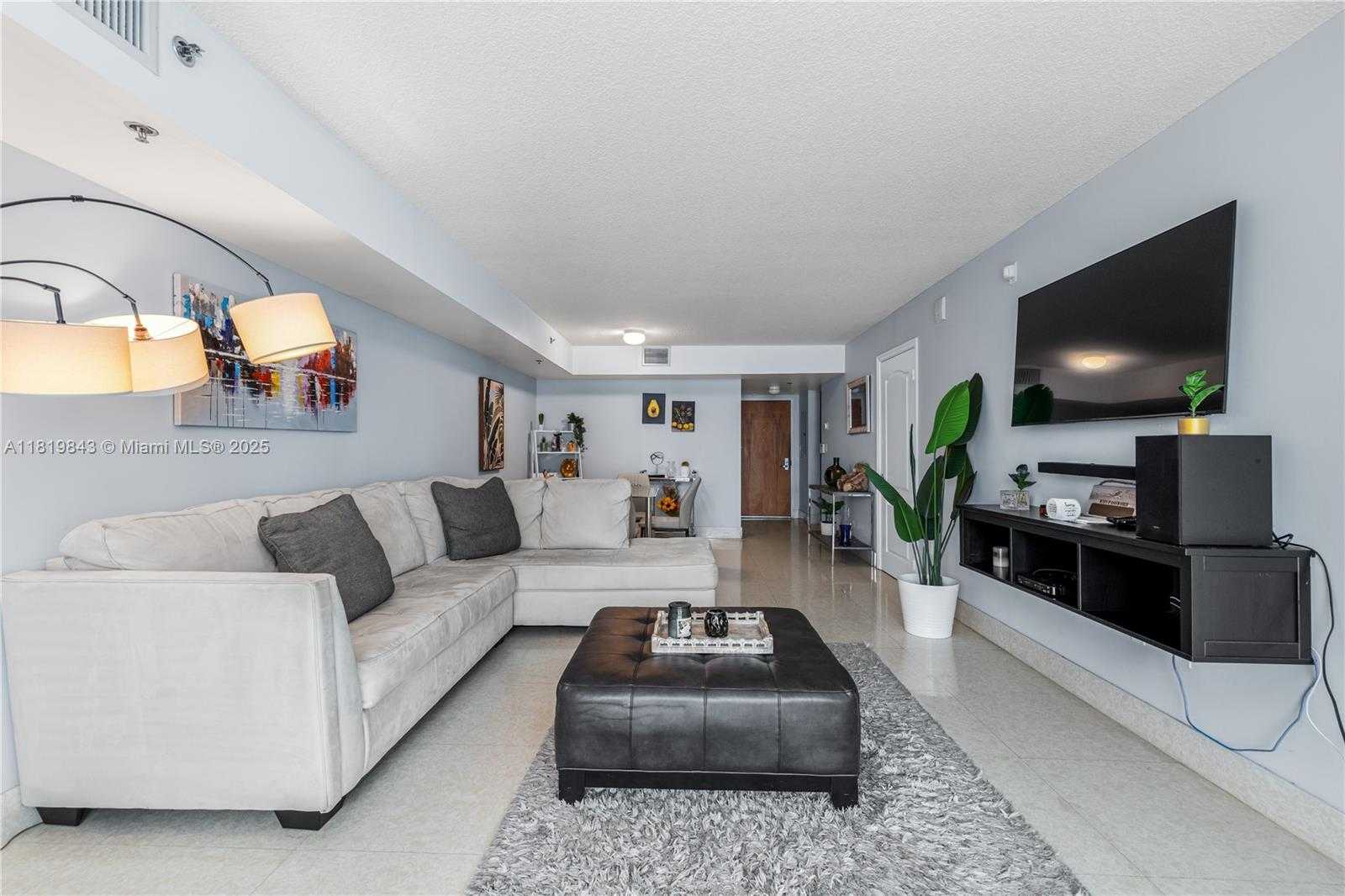 Small Image of 1200 BRICKELL BAY DR #4009, Miami Number 3