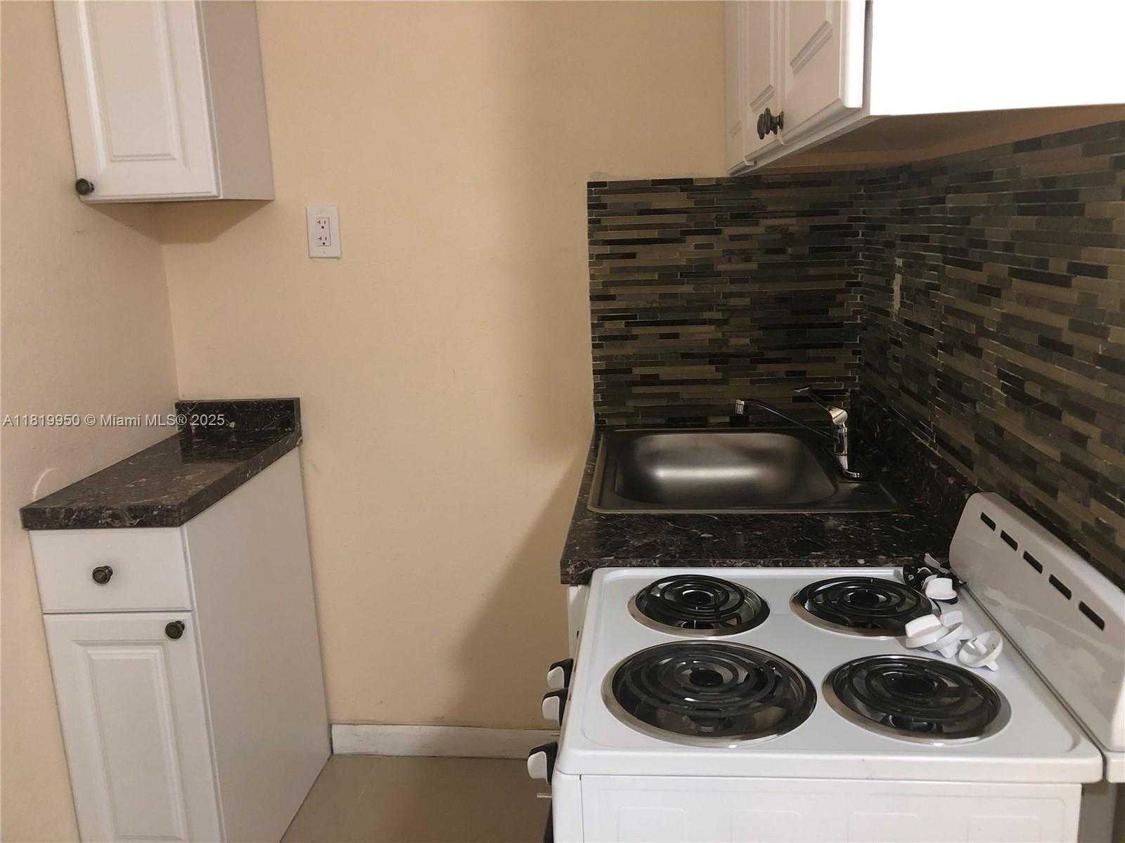 Small Image of 1719 LINCOLN ST #1B All Utilities Included, Hollywood Number 10